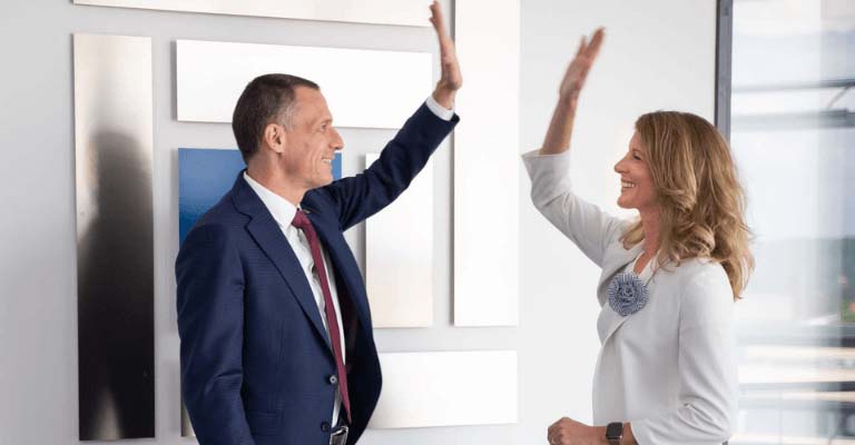Mann und Frau beim High-Five
